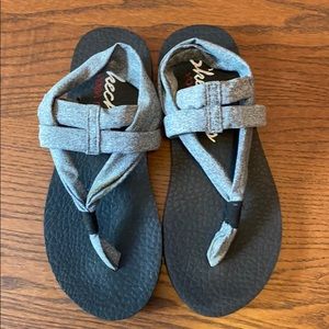 Sketchers yoga foam sandals